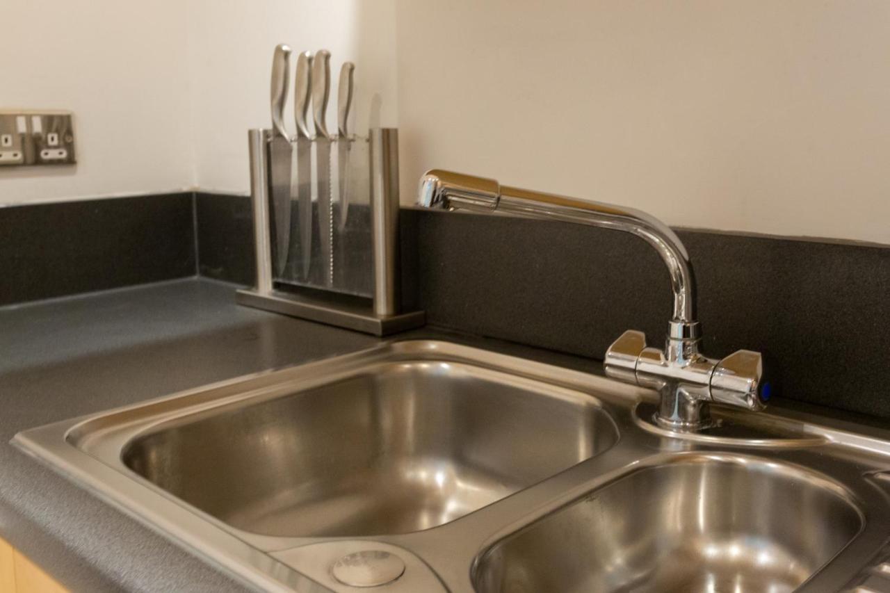 Modern Spacious Close To Station Appartamento *