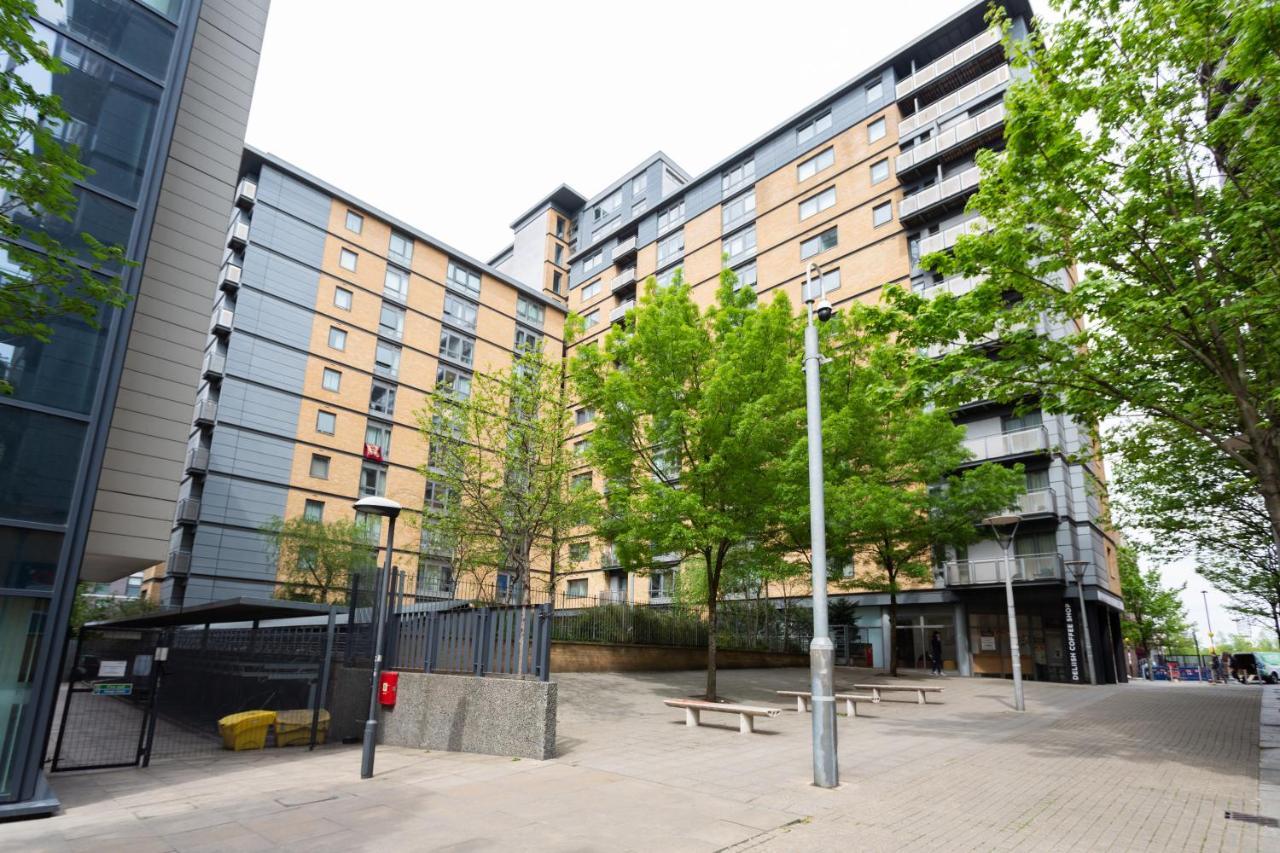 Modern Spacious Close To Station Londra
